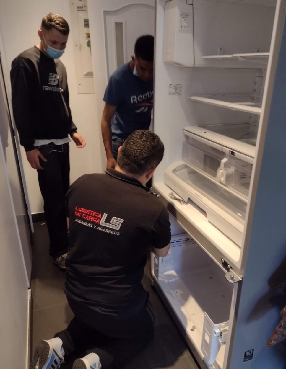 Miembro del equipo de Mudanzas LS ayudando a un cliente