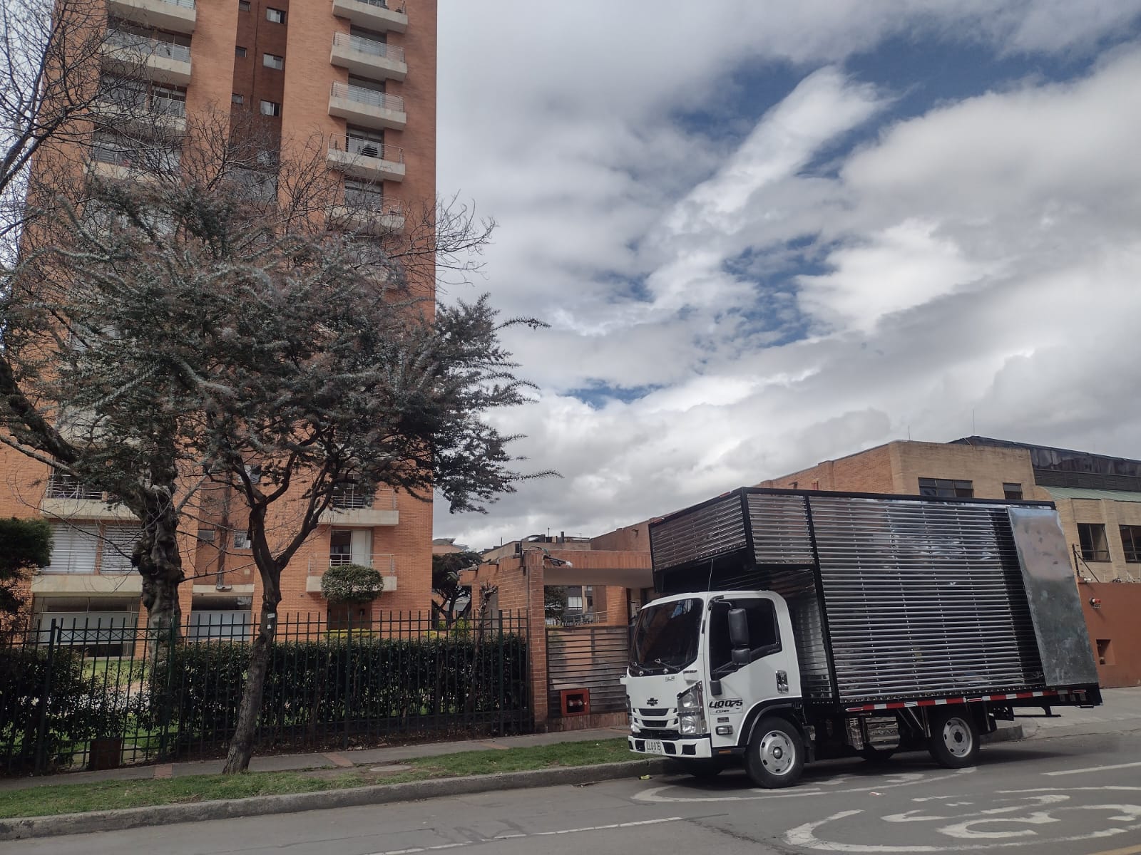 Camión de Mudanzas LS llegando puntual a la hora acordada